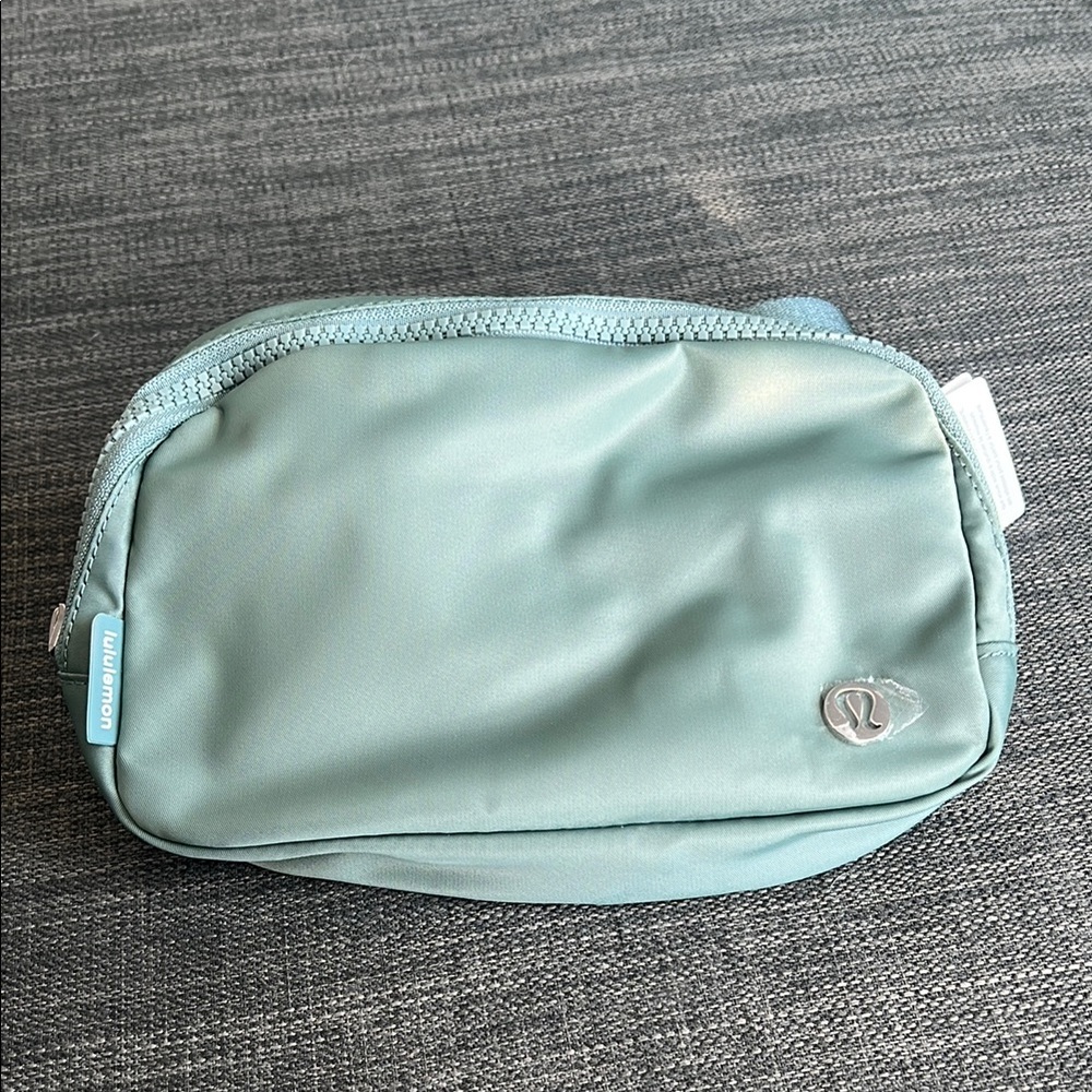 NWT Lululemon Everywhere Belt Bag